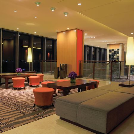 Holiday Inn & Suites Makati By Ihg San Pedro Makati Exterior foto Lobby