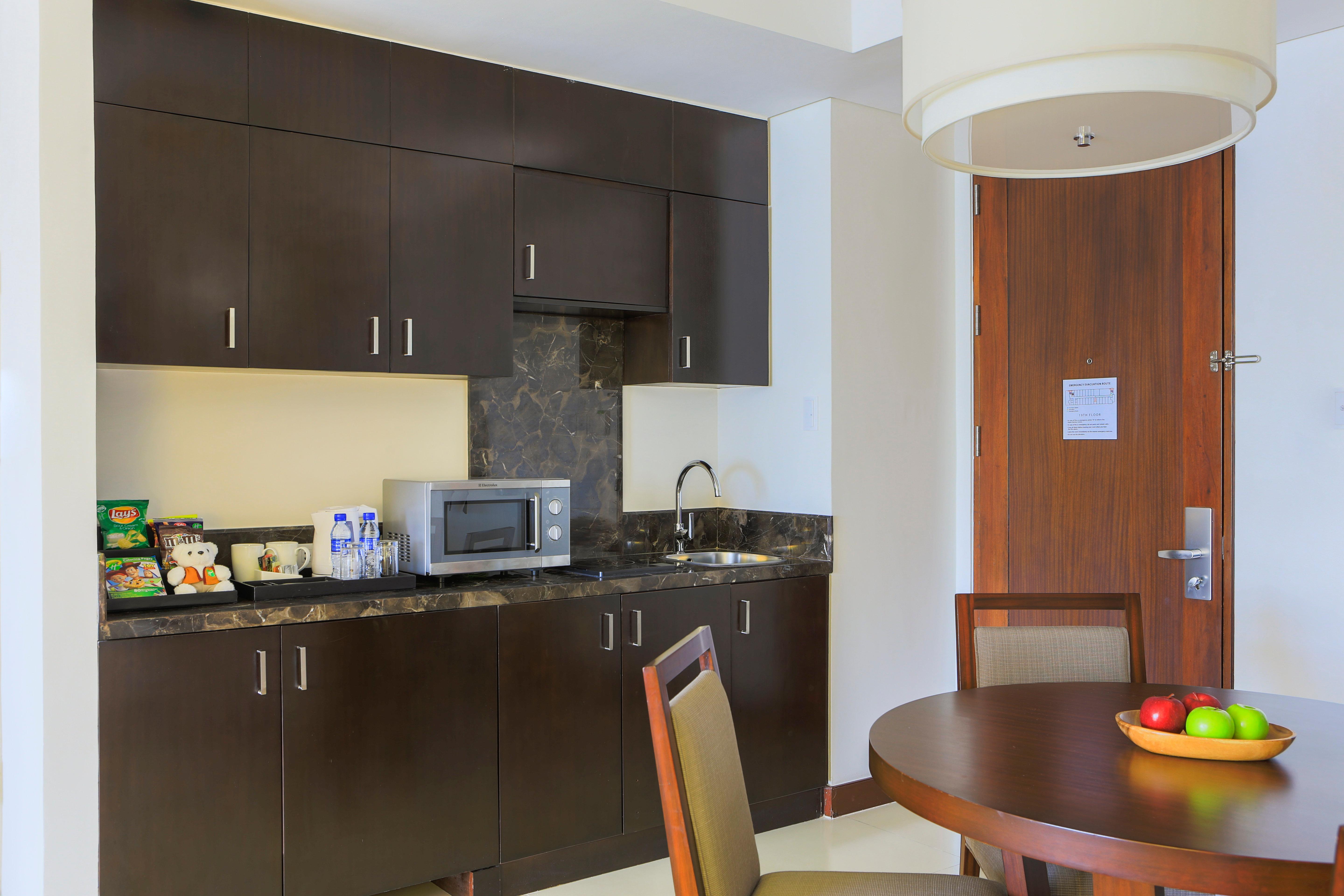 Holiday Inn & Suites Makati By Ihg San Pedro Makati Exterior foto Kitchenette