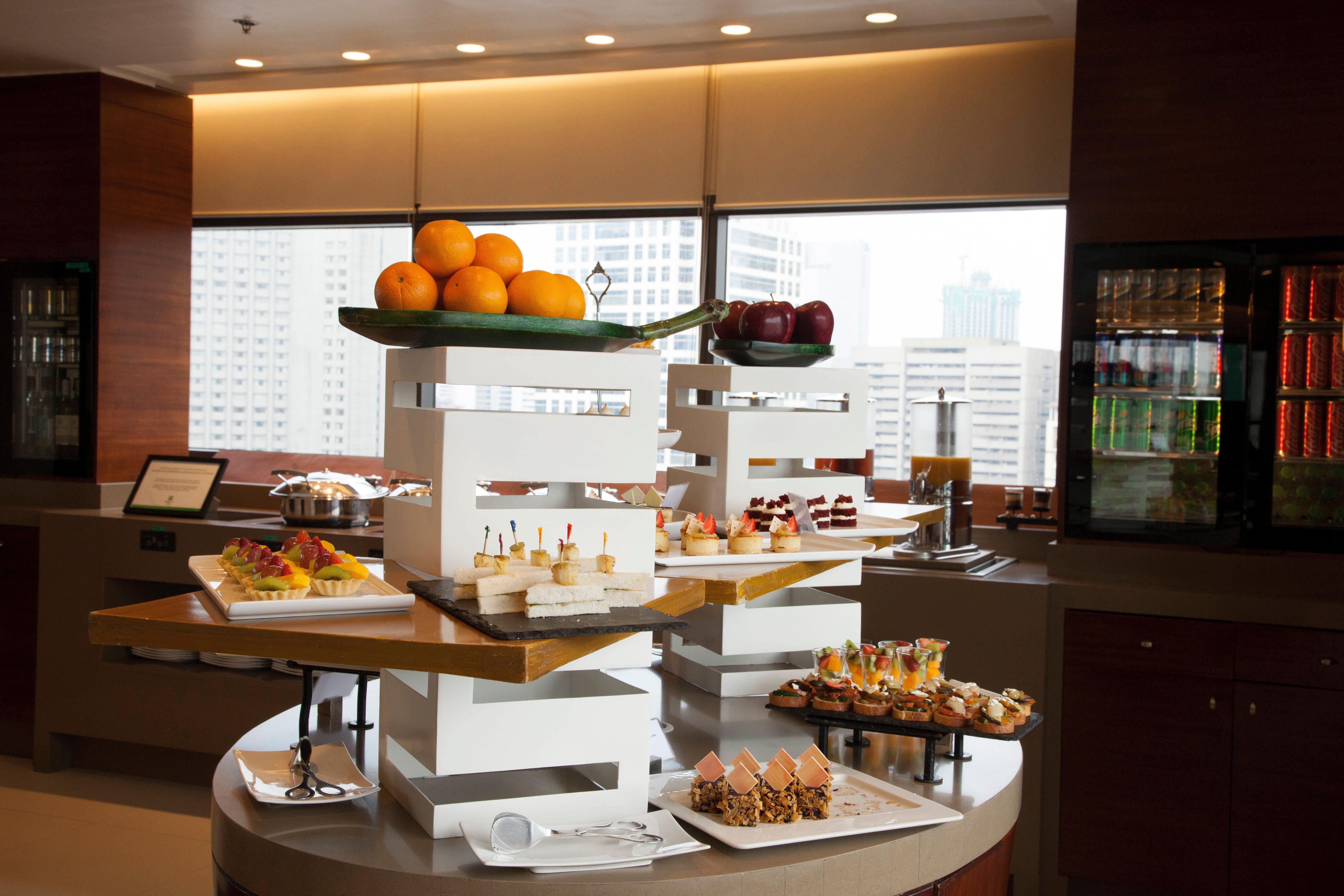 Holiday Inn & Suites Makati By Ihg San Pedro Makati Exterior foto A buffet at a hotel