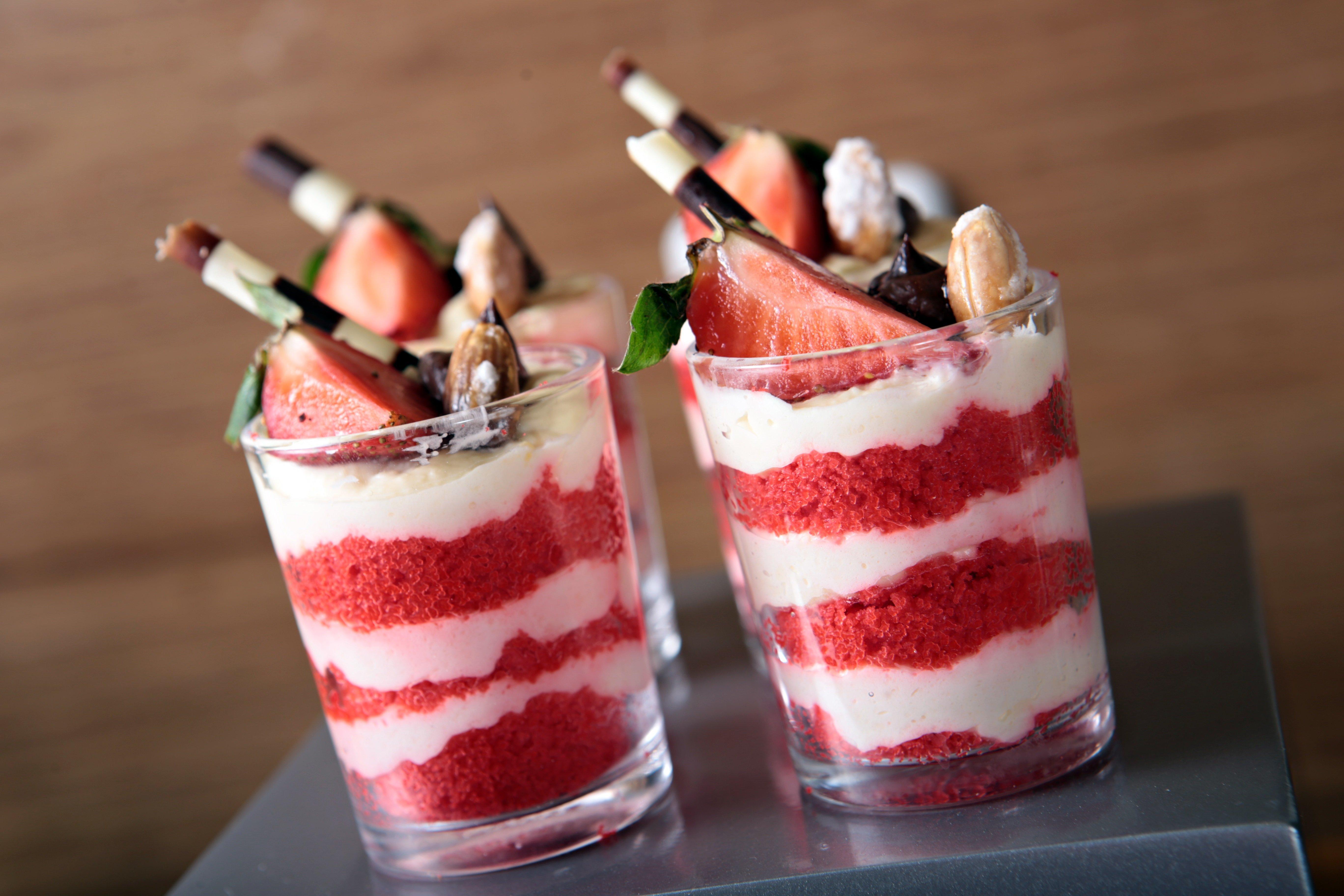 Holiday Inn & Suites Makati By Ihg San Pedro Makati Exterior foto A strawberry parfait