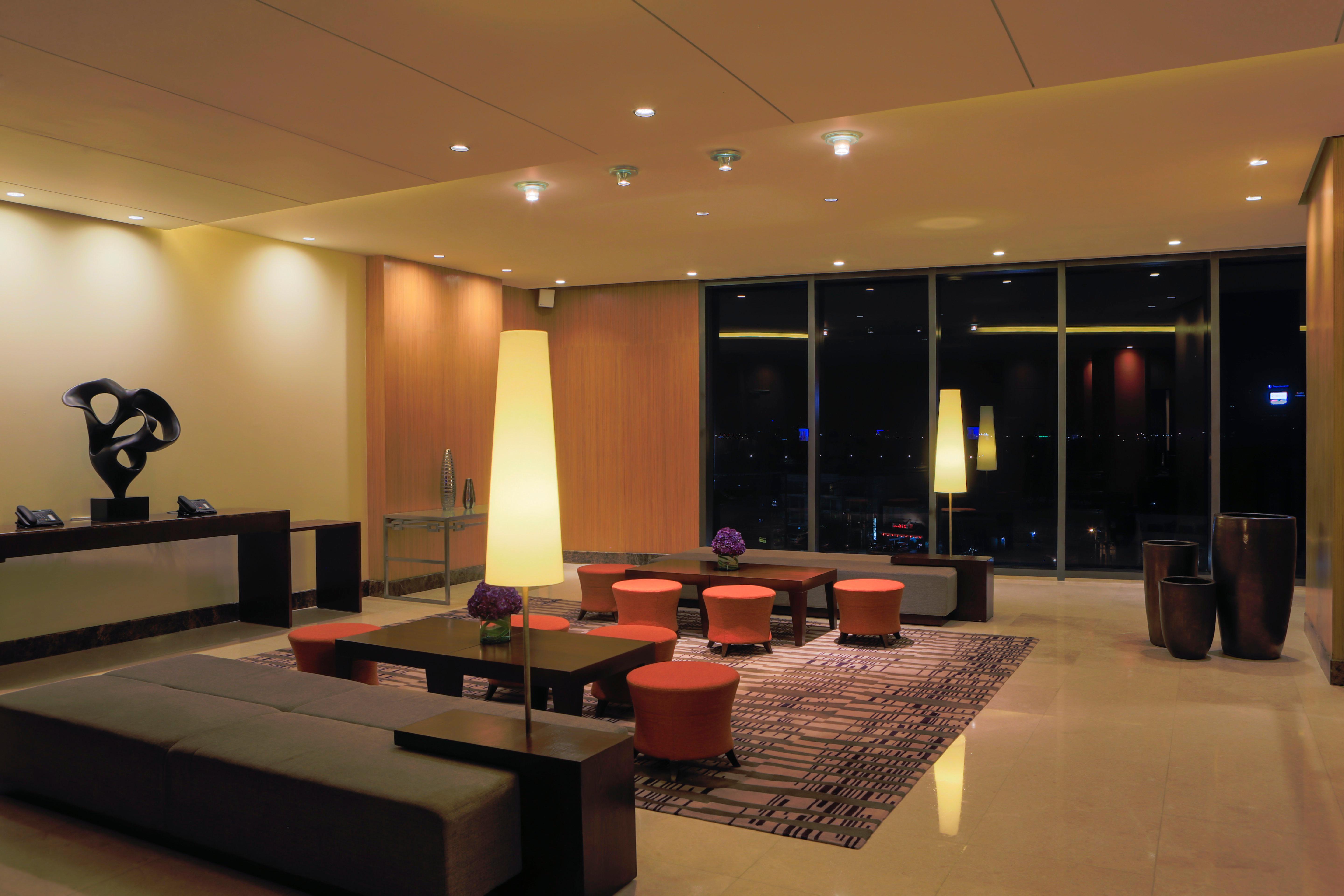 Holiday Inn & Suites Makati By Ihg San Pedro Makati Exterior foto The lounge at the airport