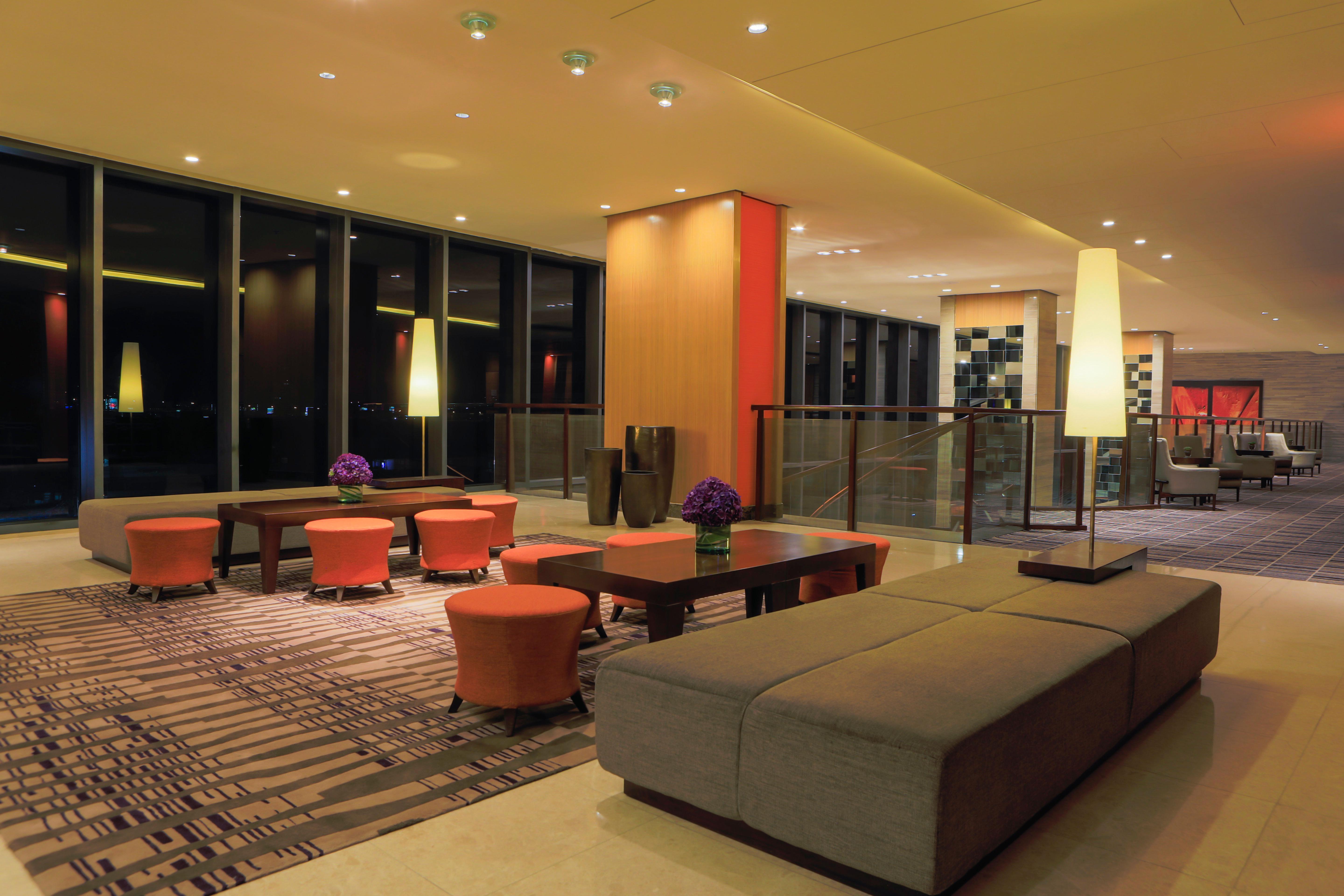 Holiday Inn & Suites Makati By Ihg San Pedro Makati Exterior foto Lobby