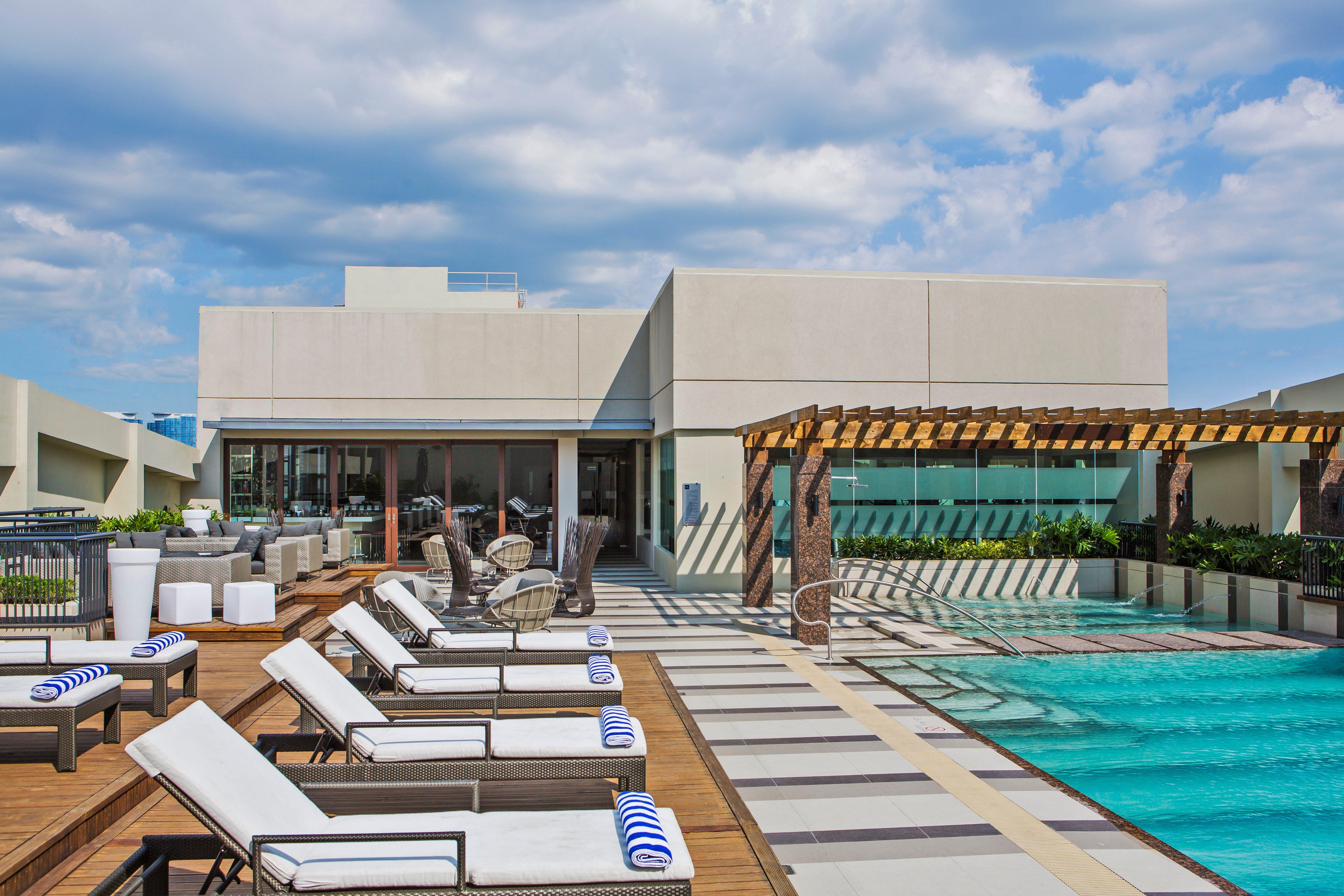 Holiday Inn & Suites Makati By Ihg San Pedro Makati Exterior foto Rooftop pool at the hotel