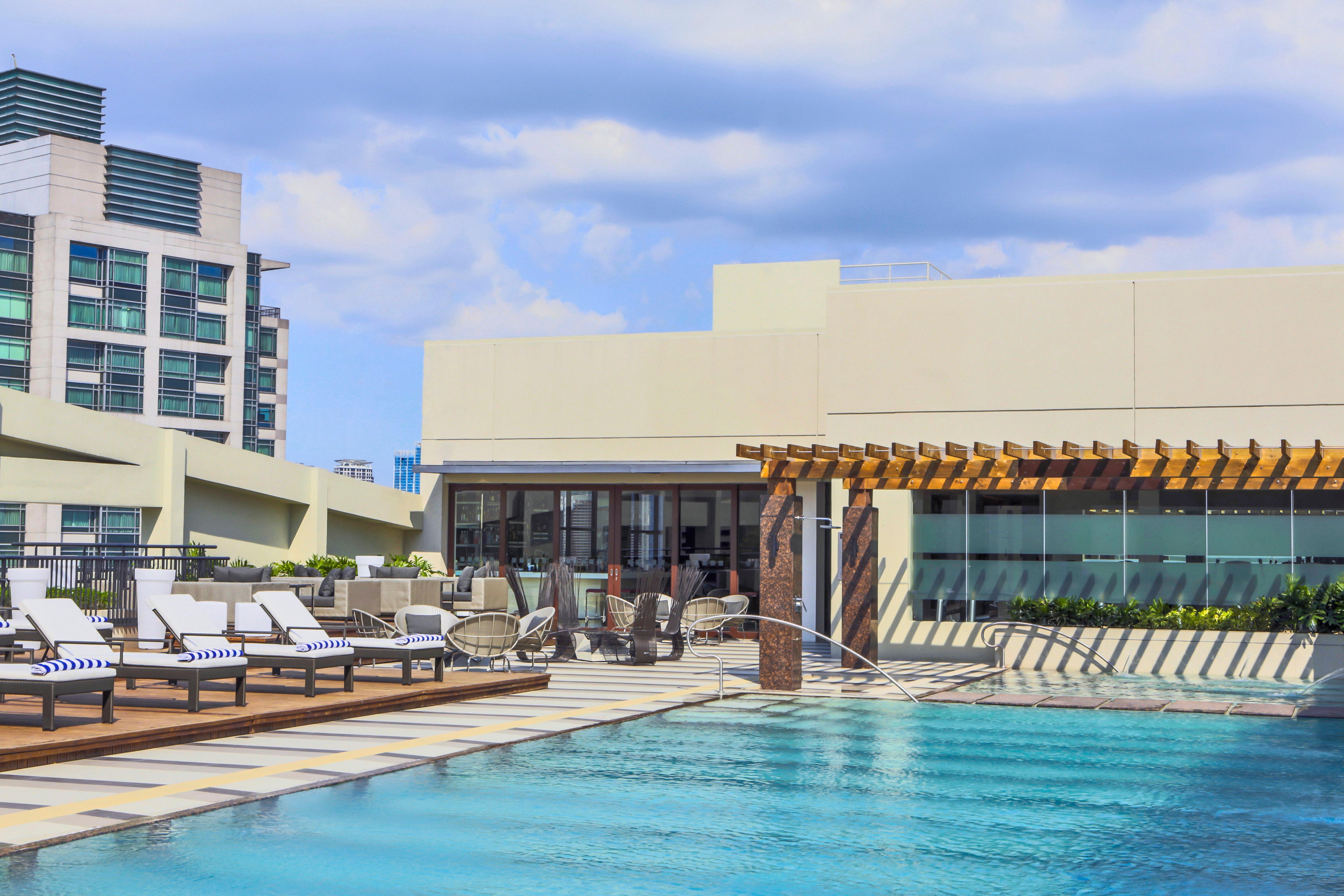 Holiday Inn & Suites Makati By Ihg San Pedro Makati Exterior foto Rooftop pool
