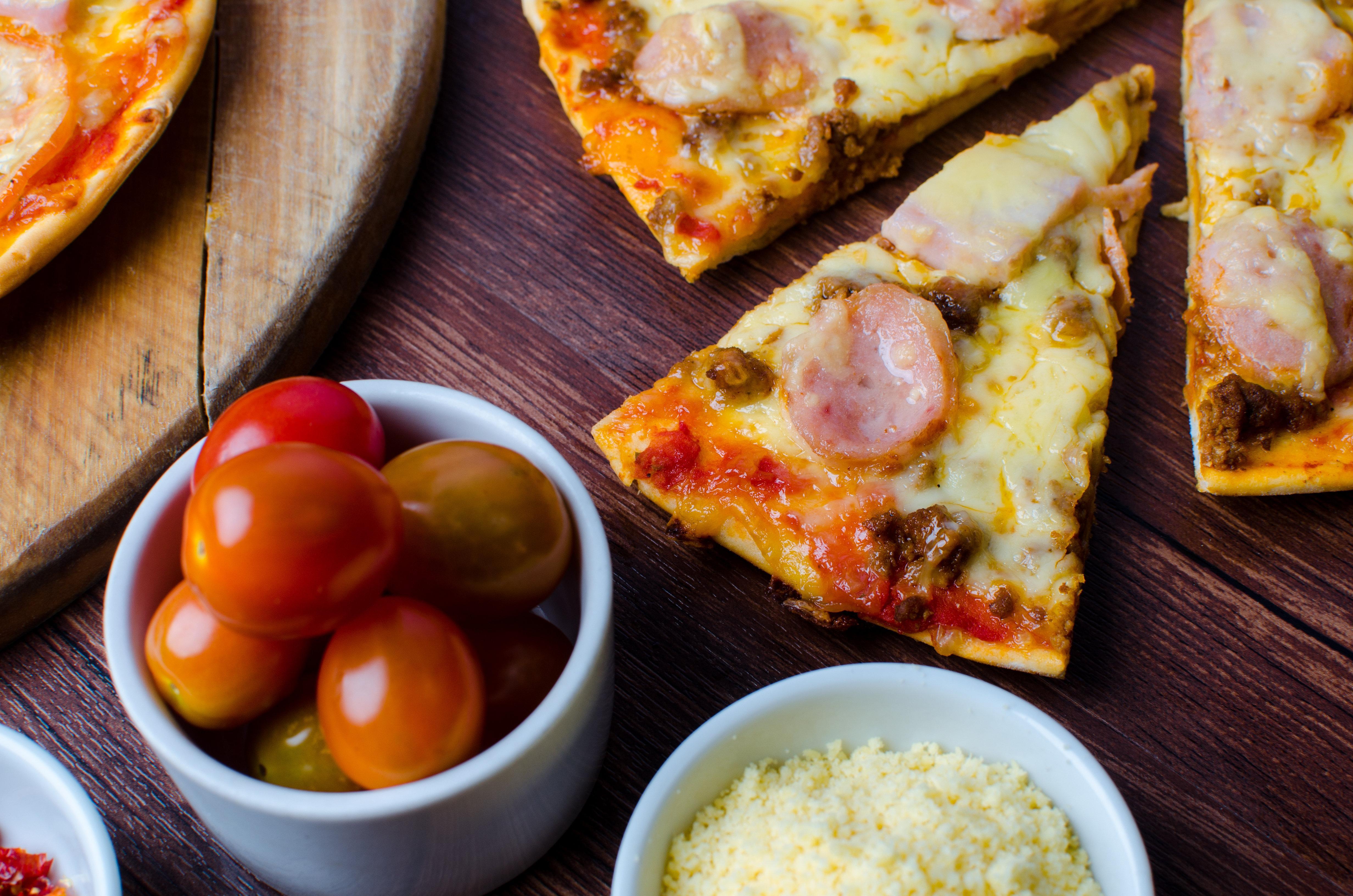 Holiday Inn & Suites Makati By Ihg San Pedro Makati Exterior foto A pizza with sausage and cheese