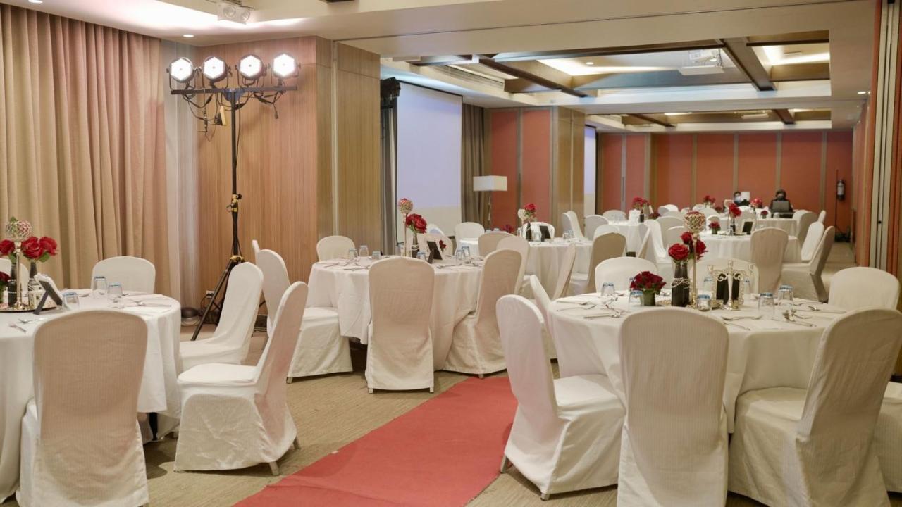 Holiday Inn & Suites Makati By Ihg San Pedro Makati Exterior foto A wedding reception