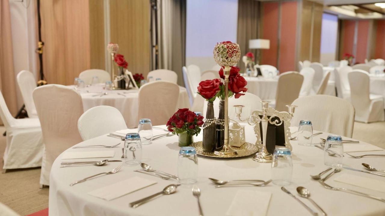 Holiday Inn & Suites Makati By Ihg San Pedro Makati Exterior foto A table set for a formal dinner