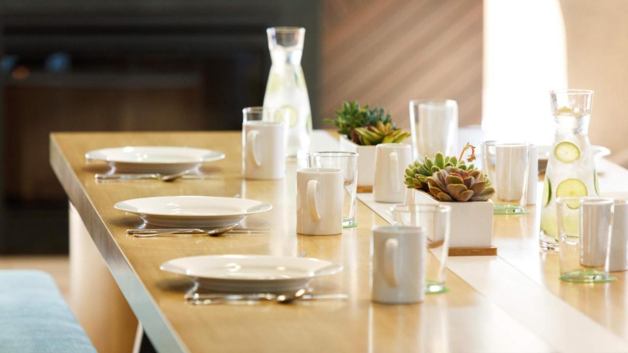 Holiday Inn & Suites Makati By Ihg San Pedro Makati Exterior foto Tableware