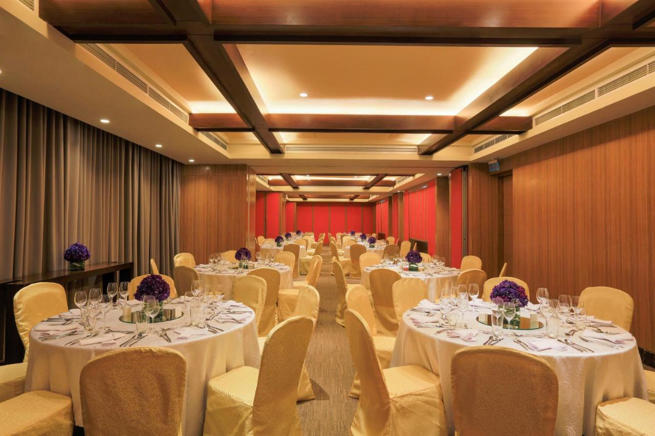 Holiday Inn & Suites Makati By Ihg San Pedro Makati Exterior foto The ballroom