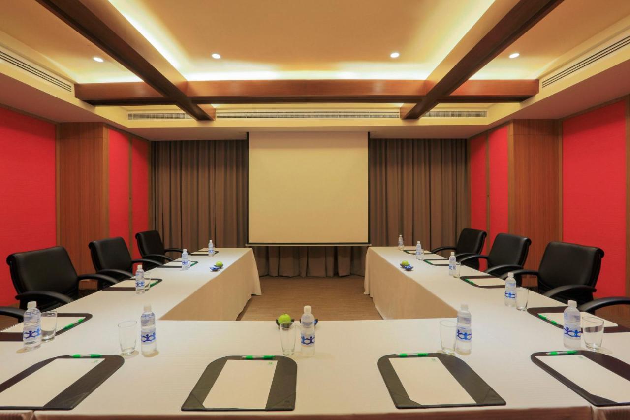 Holiday Inn & Suites Makati By Ihg San Pedro Makati Exterior foto Meeting room