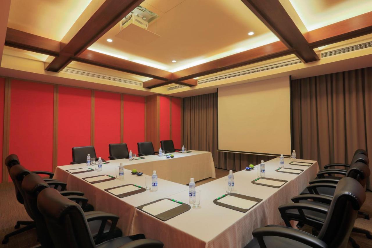 Holiday Inn & Suites Makati By Ihg San Pedro Makati Exterior foto Meeting room at the hotel