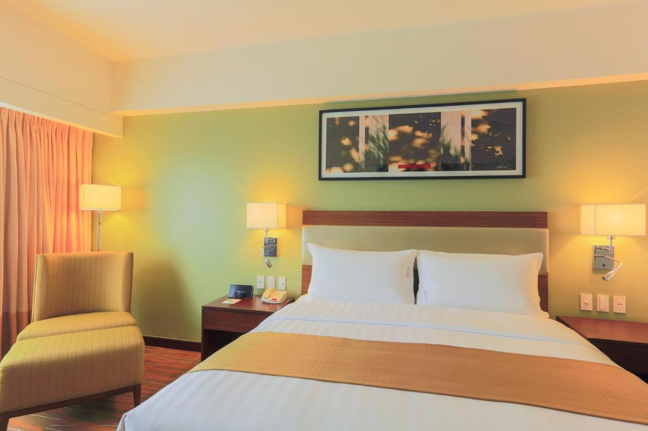 Holiday Inn & Suites Makati By Ihg San Pedro Makati Exterior foto A room at the hotel
