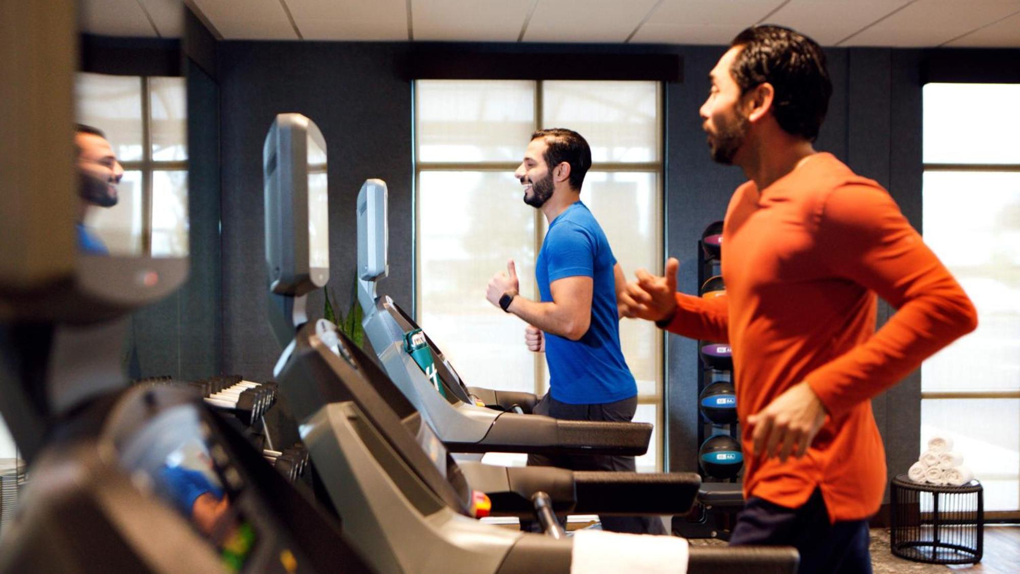 Holiday Inn & Suites Makati By Ihg San Pedro Makati Exterior foto Two men running on treadmills