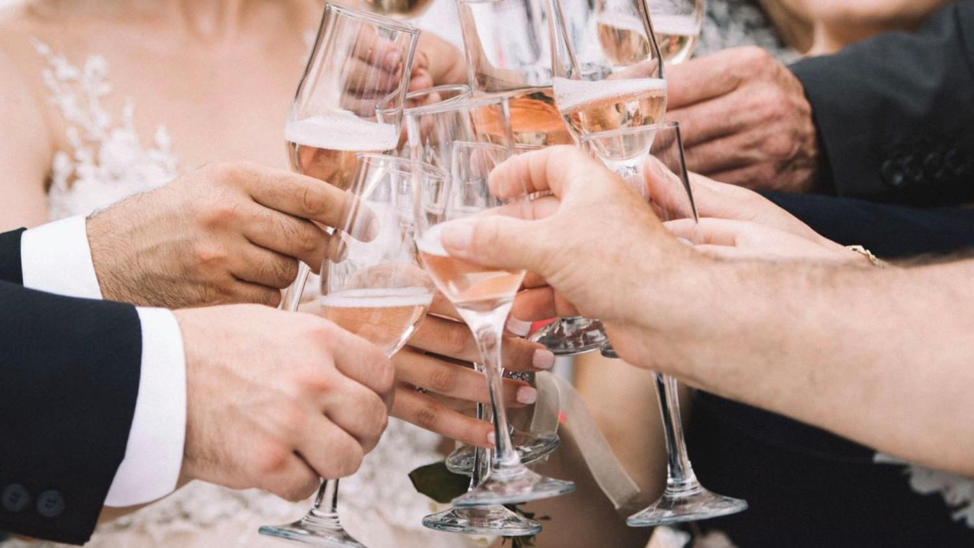 Holiday Inn & Suites Makati By Ihg San Pedro Makati Exterior foto Champagne toast