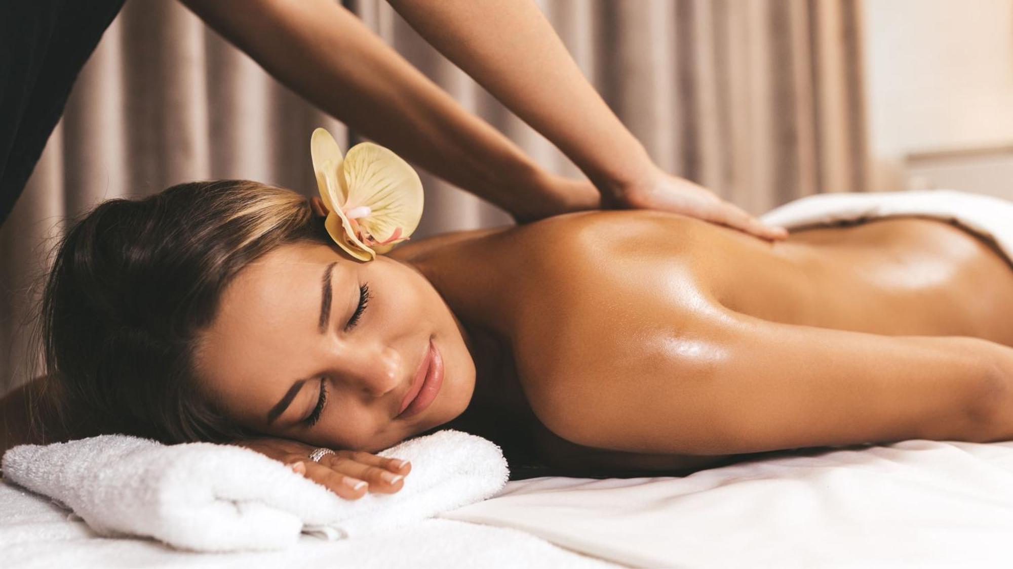Holiday Inn & Suites Makati By Ihg San Pedro Makati Exterior foto A woman receiving a massage