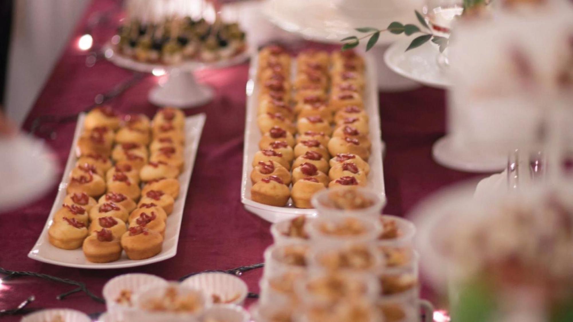 Holiday Inn & Suites Makati By Ihg San Pedro Makati Exterior foto A selection of petits fours