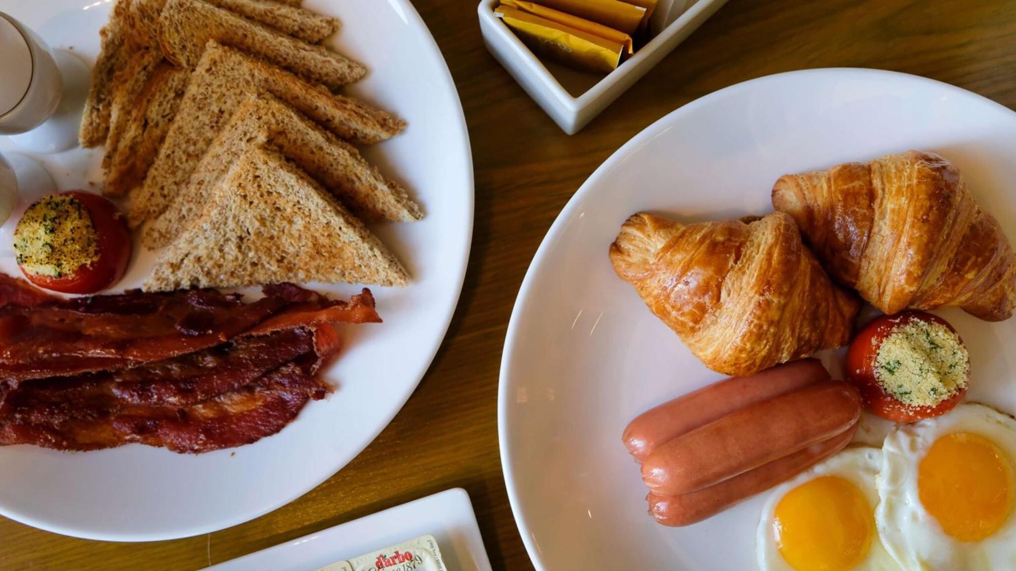 Holiday Inn & Suites Makati By Ihg San Pedro Makati Exterior foto Croissants and sausages