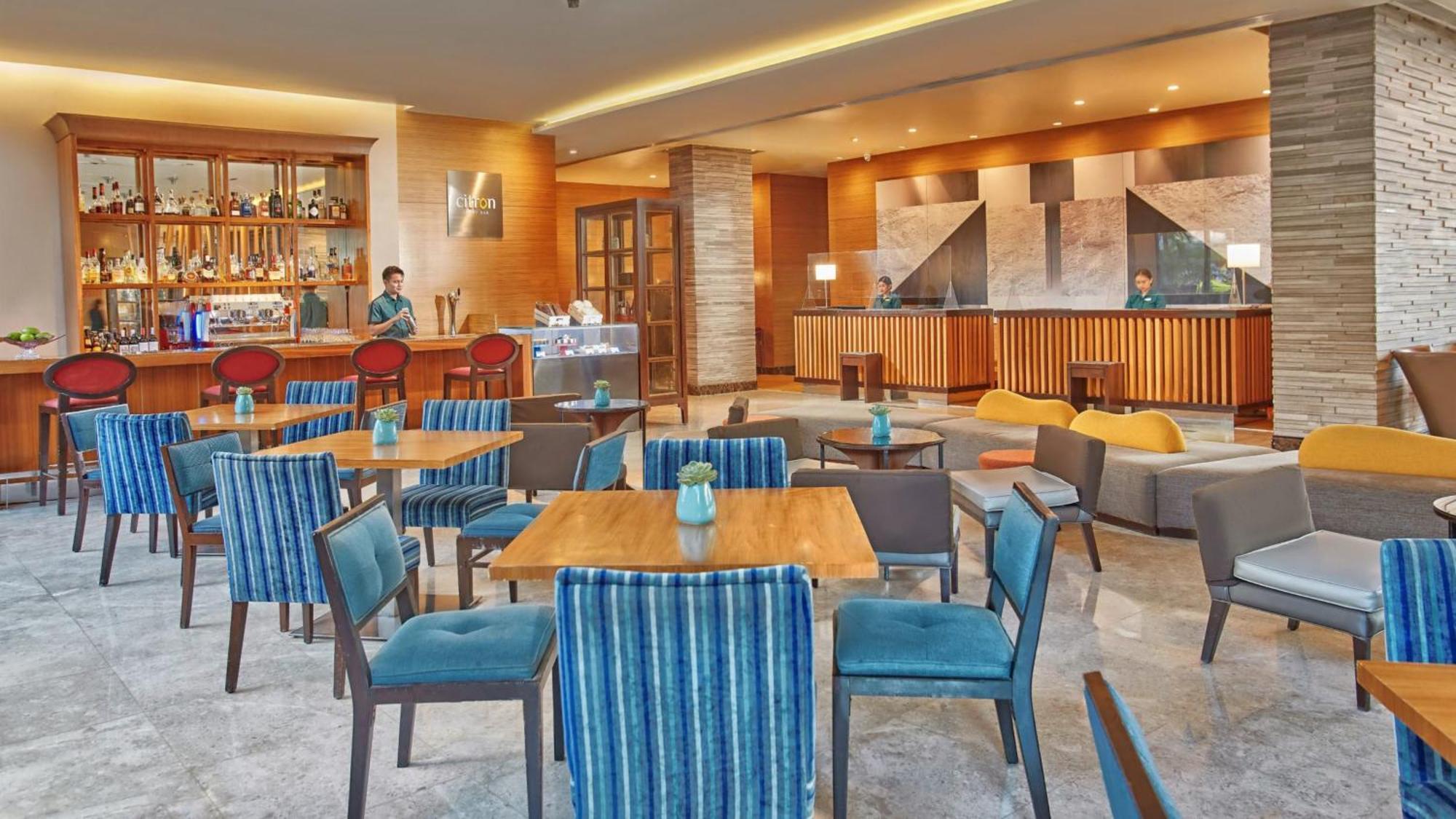 Holiday Inn & Suites Makati By Ihg San Pedro Makati Exterior foto The Lounge at the airport