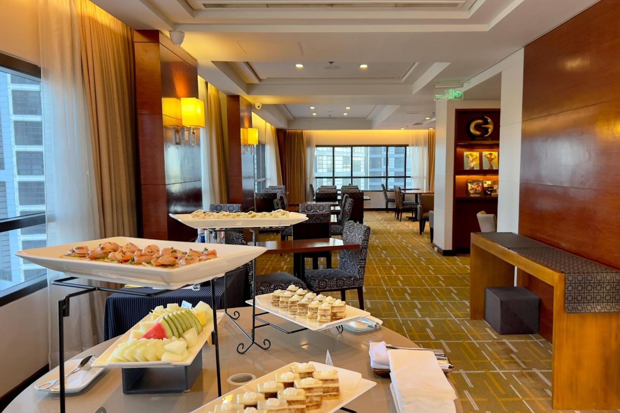Holiday Inn & Suites Makati By Ihg San Pedro Makati Exterior foto The lounge at the airport