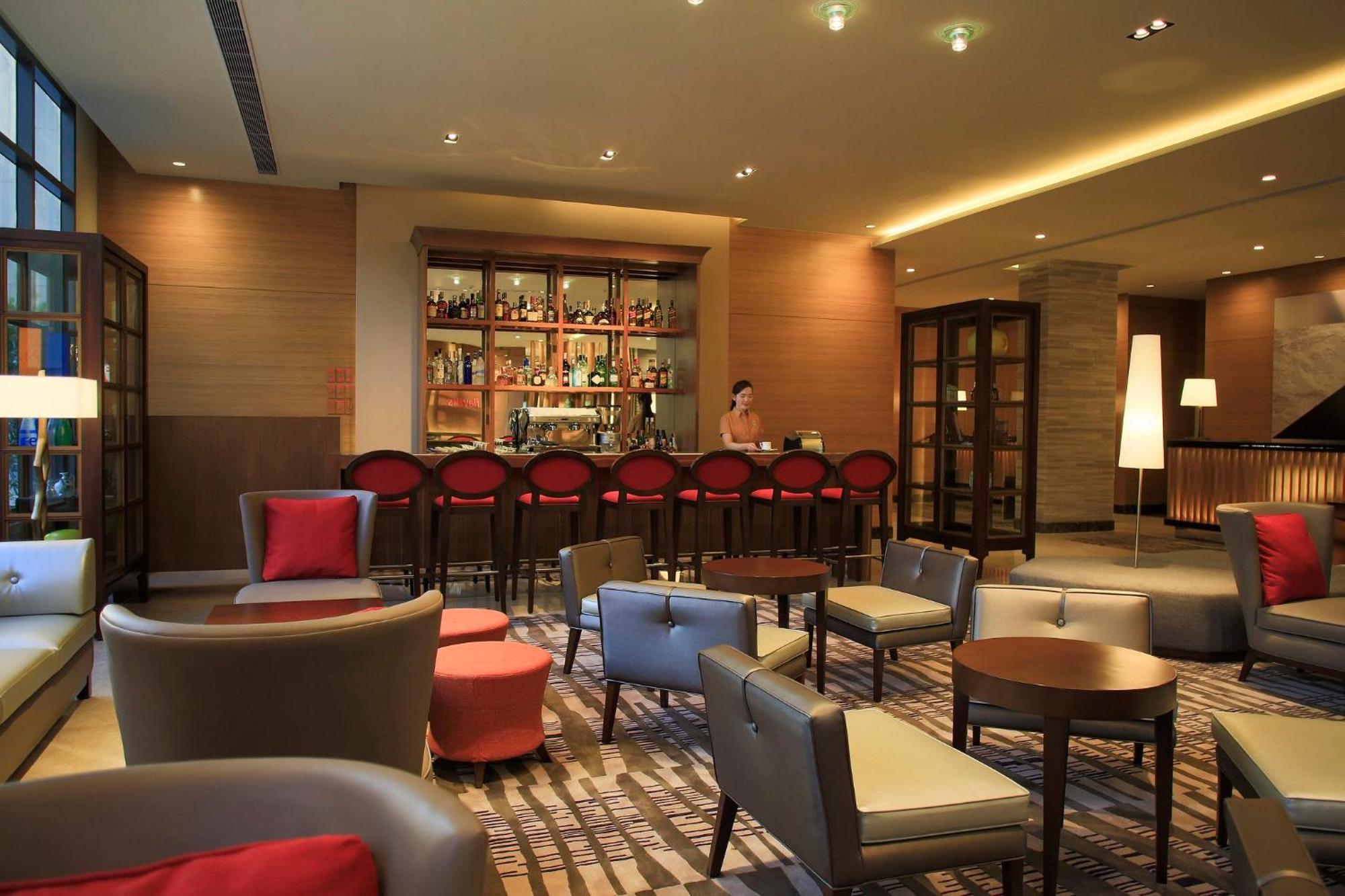 Holiday Inn & Suites Makati By Ihg San Pedro Makati Exterior foto The bar at the lobby